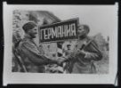 Fotografie, ruští vojáci před cedulí Germania