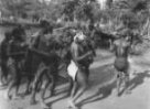 Tanečníci s luky - lovecký mužský tanec „goma“, Bambuti