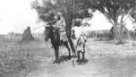 Dva jezdci na koních, kolem přihlížející muži, kmen Hamayd, společenství Baggara