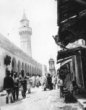 Obchodní ulice, vlevo mešita s minaretem