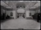 Celkový pohled do výstavní prostory výstavy Lidového umění v Paříži r. 1910 v Louvru v Musce des Arts Décoratif (?)