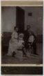 Karl Schroth s rodinou (černobílá fotografie)