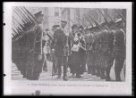 Fotografie, lord Kitchener přehlíží oddíly odjíždějící do Anglie