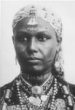 Portrét ženy se šperky a skarifikací na tváři