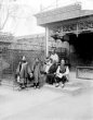 Rodina mandžuského úředníka na verandě domu