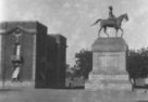 Bližší pohled na jezdeckou sochu maršála H.H. Kitchenera