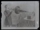 Kresba, trumpetista při snímání zvuku troubou gramofonu