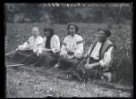 Ženy sedící na kraji pole.