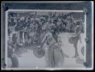 Afričané v tradičním oděvu s bubny při rituálním tanci