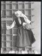 Dívčí kroj – černý sukman, svisle pruhovaná zástěra bílá košile, na ruce košík.