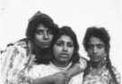 Portrét tří dívek – prostřední je míšenka (otec Řek, matka Arabka), ostatní Arabky