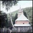 Zadilske, dřevěný kostelík, v popředí muž o holi