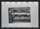 Fotografie, pěvecké vystoupení pionýrek za doprovodu muže hrajícího na harmoniku