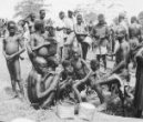 Skupina příslušníků kmene Kikuju s pletenými koši v rukou