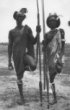 Dva muži stojící na jedné noze, opírající se o oštěpy, Šilukové