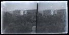 Dvojsnímek. Pohled na hřbitov s neuspořádanými náhrobky mezi stromovím, v pozadí objekt