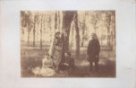 Naděžda Nikolajevna Abrikosovová s přáteli v lesíku