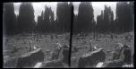 Dvojsnímek. Pohled na kamennou krajinu se hřbitovními náhrobky