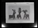 Reprodukce figurek z hlíny - kozel, jelen a beran, popisky v azbuce, práce Lariona Zodchina