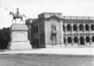 Budova ústředních úřadů a pomník maršála H.H.Kitchenera na koni
