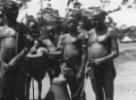 Skupina mužů s luky, šípy a bubny, Bambuti