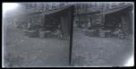 Dvojsnímek. Pohled na ulici s patrovou zástavbou, v popředí otevřený prostor jako stánek s ovoce, které je v proutěných koších a na kaskádových policích, u tržního místa diskutují tři muži
