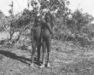 Dvě nahé děti – chlapeček a holčička držící se kolem ramen, arabští kočovníci