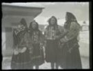Skupina čtyř žen v zimním oděvu