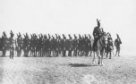 Jednotka súdánské pěchoty, v popředí důstojník na koni