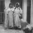 Dvě židovské dívky stojící na dvoře