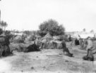 Polokulovité chýše z rákosu a stany v černošské osadě na okraji Tripolisu