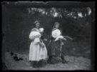 Dvě mladé ženy na polní cestě