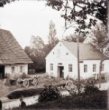 Skleněný stereonegativ: domy Kunzerovy kovárny v Supíkovicích (1900)