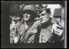 1945 – II. sv. válka, Ruský a americký vojín v přátelském objetí o skončení války