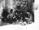 B.Machulka a R.Štorch s fezy na hlavách slaví Vánoce u stromečku v Tripolisu