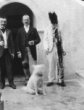 B.Machulka, baron H.Descallar a muž s vyškrábaným obličejem držící na vodítku psa