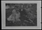 Skupinová fotografie, matka se třemi dcerami sedící v parku