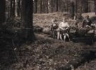 A. M. Schoss: u lesního pramene (černobílý negativ)